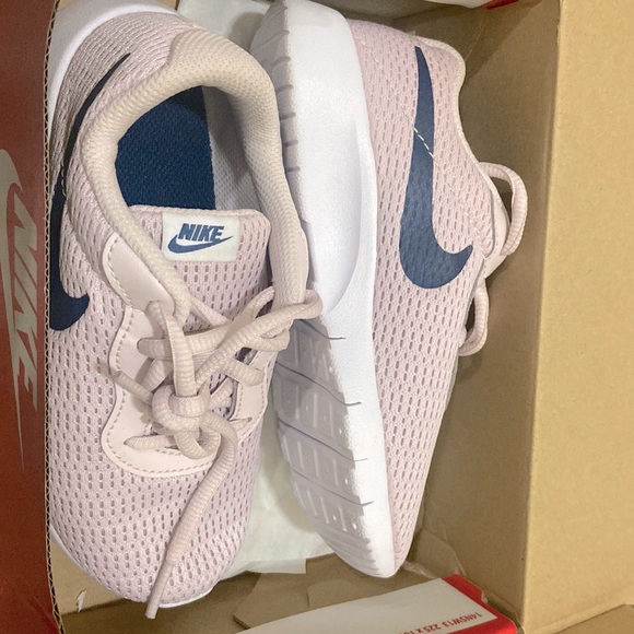 little girls nike sneakers